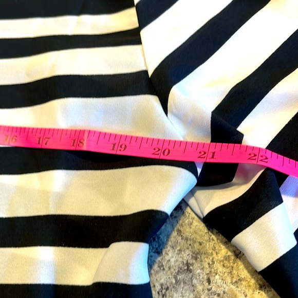 Susan Graver Weekend Black and White Striped Top size 8 , this brand fits big. - Picture 5 of 8